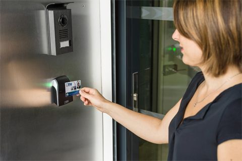 Picture of a woman using a passive RFID reader